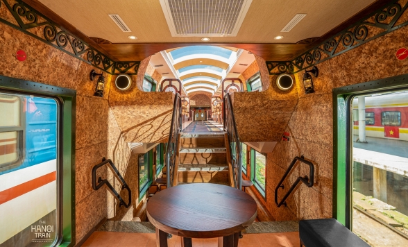 ＼年末年始 キャンペーン／ハノイ2階建て観光列車「THE HANOI TRAIN」乗車体験＋ミシュラン星受賞歴レストラン「Tam Vi」でディナーを堪能＜日本語ガイド付き＞